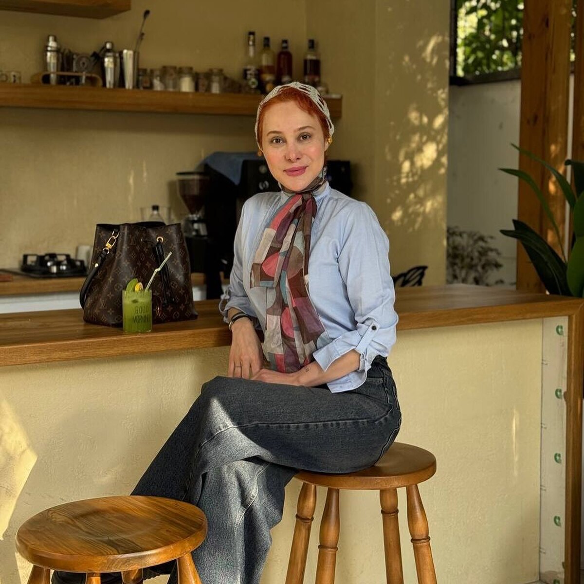 ژست دلنشین آرام جعفری در یک کافه دنج